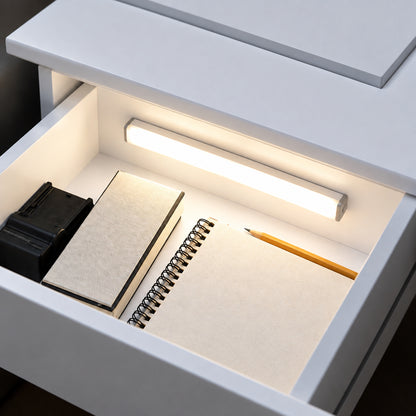 Réglette LED lumière blanche éclairant l’intérieur d’un tiroir