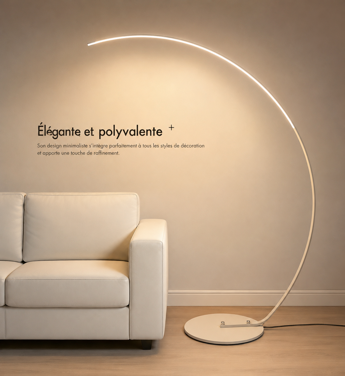Lampadaire arc LED design nordique dans un salon, ambiance chaleureuse au-dessus d'un canapé